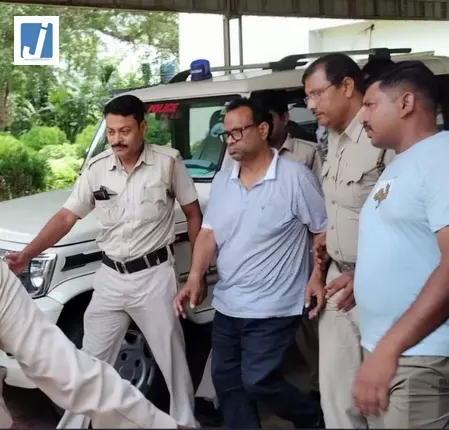 पश्चिम बंगाल : भ्रष्टाचार के आरोप में पूर्व तृणमूल विधायक देबप्रसाद बाग गिरफ्तार पश्चिम बंगाल : भ्रष्टाचार के आरोप में पूर्व तृणमूल विधायक देबप्रसाद बाग गिरफ्तार