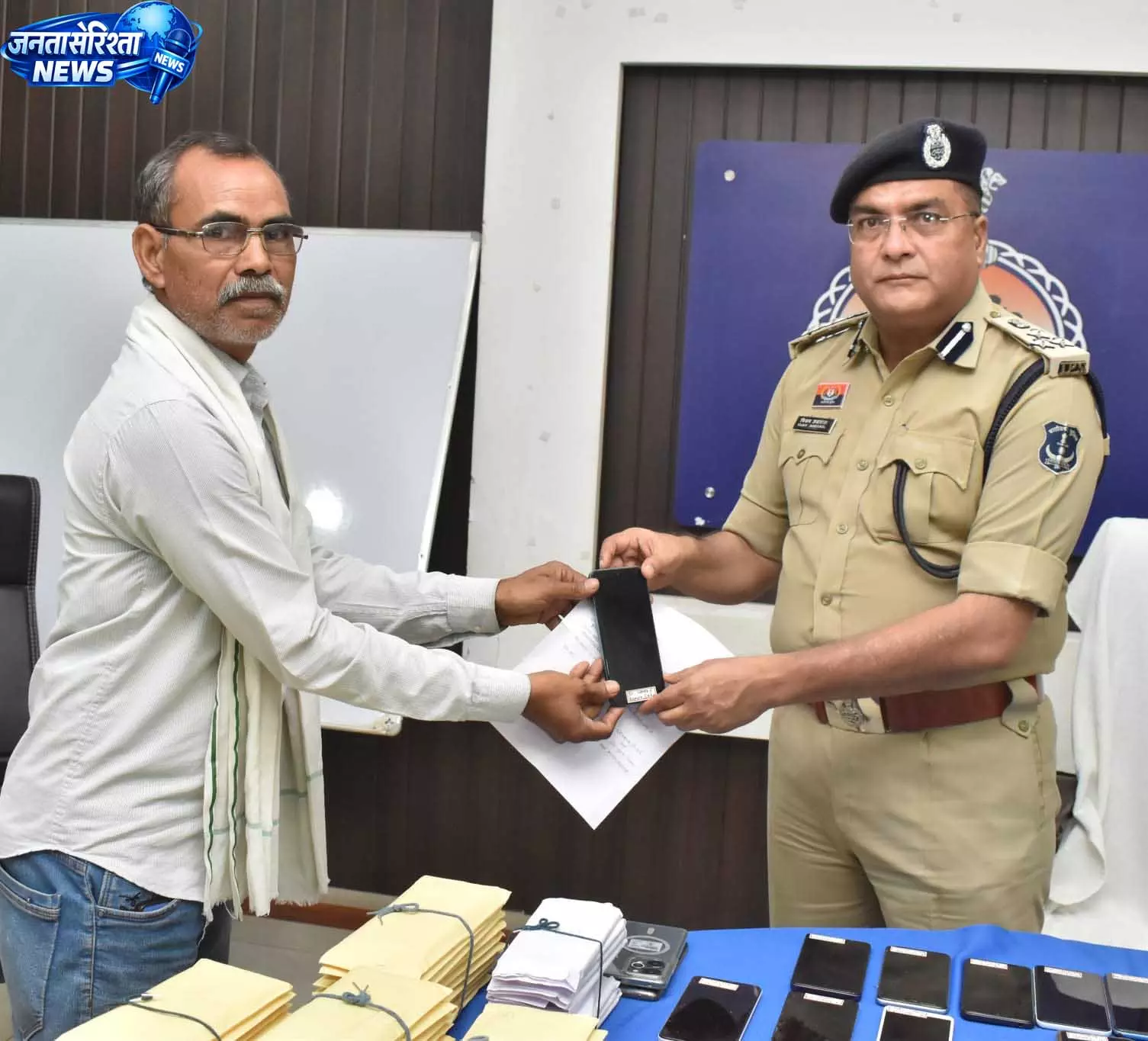 दुर्ग के ACCU ने अभियान में 201 गुम मोबाइल प्रार्थियों को सौंपा दुर्ग के ACCU ने अभियान में 201 गुम मोबाइल प्रार्थियों को सौंपा