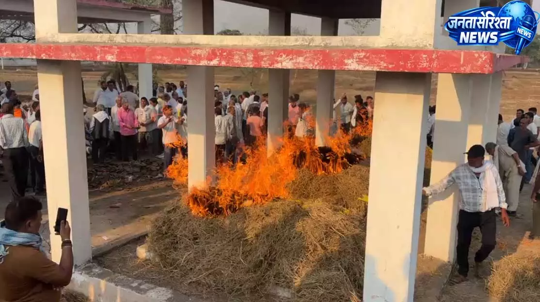 भिलाई में एक परिवार के 4 सदस्यों की एक साथ जली चिताएं भिलाई में एक परिवार के 4 सदस्यों की एक साथ जली चिताएं