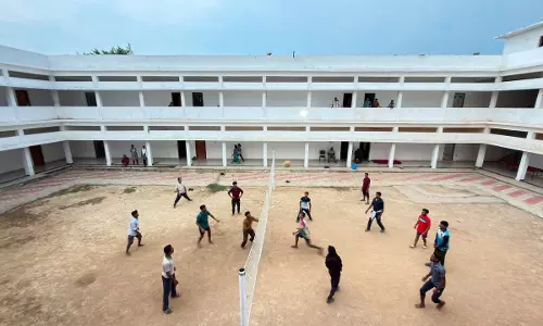 बंदूक छोड़ थामा वॉलीबॉल, सरेंडर नक्सलियों के जीवन में आया नया सवेरा बंदूक छोड़ थामा वॉलीबॉल, सरेंडर नक्सलियों के जीवन में आया नया सवेरा