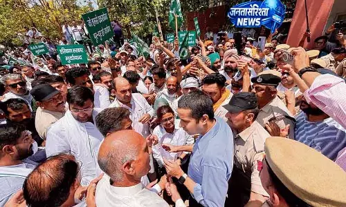 रानिया विधायक ने Sirsa में इनेलो के विरोध प्रदर्शन का नेतृत्व किया रानिया विधायक ने Sirsa में इनेलो के विरोध प्रदर्शन का नेतृत्व किया