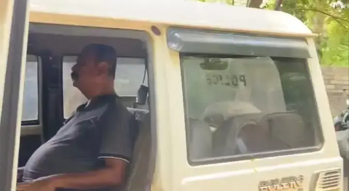 Kharagpur: अन्नपूर्णा योजना फॉर्म वितरण के दौरान हंगामा, पुलिस ने पार्षद को पकड़ा Kharagpur: अन्नपूर्णा योजना फॉर्म वितरण के दौरान हंगामा, पुलिस ने पार्षद को पकड़ा