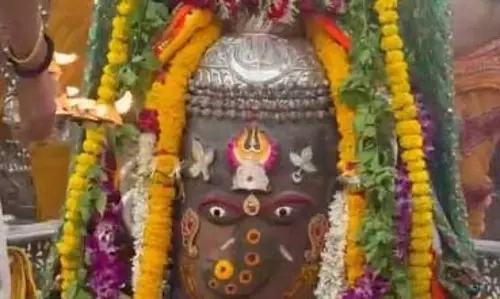 गणेश स्वरूप में सजे बाबा महाकाल, भस्म आरती में शामिल हुए हजारों श्रद्धालु