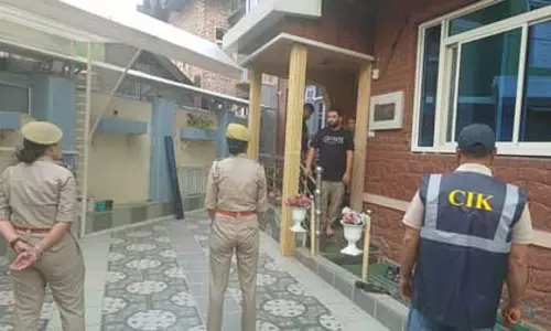 कश्मीर में कई ठिकानों पर पुलिस की छापेमारी, आतंकियों से संपर्क और कट्टरपंथी गतिविधियों की जांच तेज कश्मीर में कई ठिकानों पर पुलिस की छापेमारी, आतंकियों से संपर्क और कट्टरपंथी गतिविधियों की जांच तेज