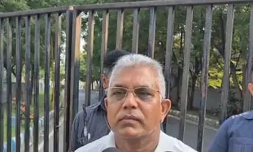 दिलीप घोष का ममता पर तंज, बोले-जबरन प्रदर्शन में पार्टी के ही सांसद और विधायक शामिल नहीं हुए दिलीप घोष का ममता पर तंज, बोले-जबरन प्रदर्शन में पार्टी के ही सांसद और विधायक शामिल नहीं हुए