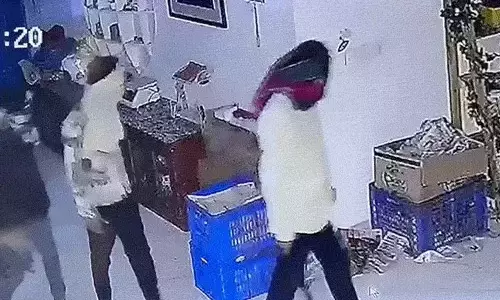 फार्म हाउस में 7 लाख की चोरी, हथियारबंद बदमाश CCTV में कैद