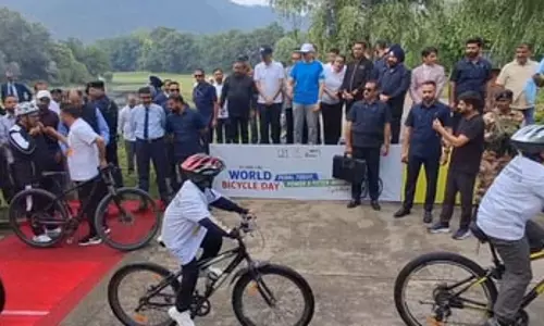 विश्व साइकिल दिवस पर सीएम उमर अब्दुल्ला ने साइक्लोथॉन को दिखाई हरी झंडी
