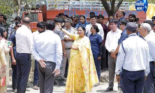 Delhi CM ने ट्रांसपोर्ट सुविधाओं में सुधार का दिया निर्देश