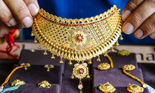 वैश्विक तनाव के बीच कीमती धातुओं में गिरावट; चांदी 1,300 रुपए फिसली