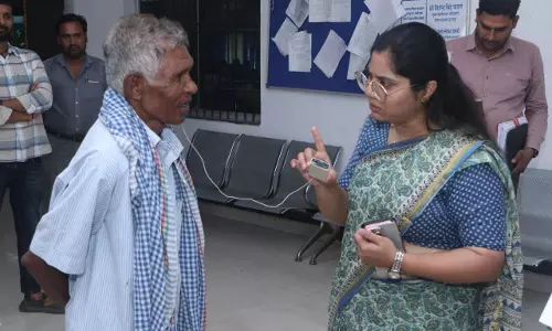 बुजुर्ग कोटवार को मिला श्रवण यंत्र, सुनने की समस्या से मिली राहत