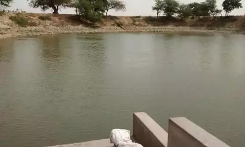 तालाब में ढेंस निकाल रहा युवक डूबा, मौत तालाब में ढेंस निकाल रहा युवक डूबा, मौत