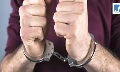 OMG! क्राइम फॉर लव: गर्लफ्रेंड के महंगे गिफ्ट के लिए नाबालिग ने शोरूम को बनाया निशाना, पुलिस हिरासत में