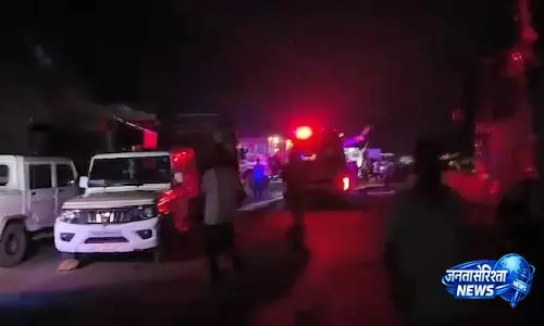 Mayurbhanj में लकड़ी से लदा ट्रक कार पर पलटा, दो लोग बाल-बाल बचे