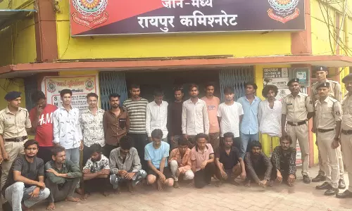 देवार डेरा में तेलीबांधा पुलिस की रेड, 22 संदिग्ध गिरफ्तार