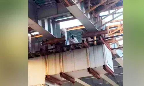 Nadakkavu फ्लाईओवर पर बड़ा हादसा टला, गर्डरों के बीच फंसे बुजुर्ग को लोगों ने बचाया