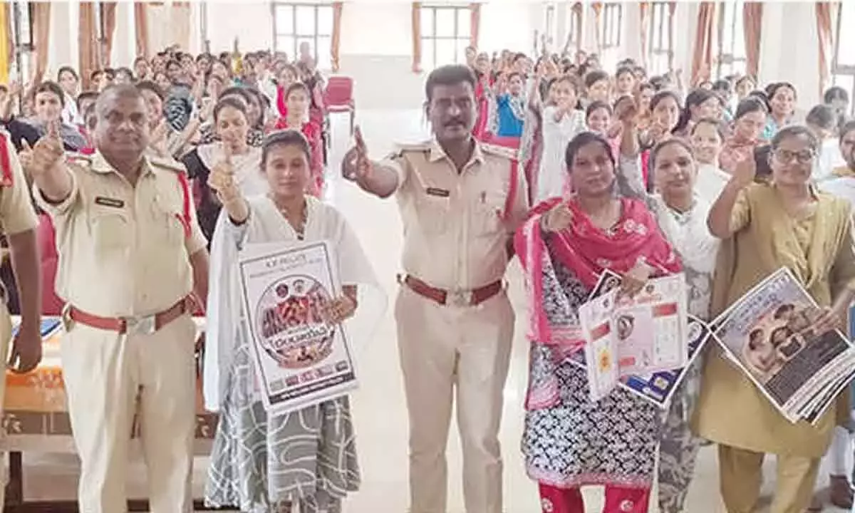 Andhra: सेंट जोसेफ नर्सिंग कॉलेज में पुलिस ने महिला सुरक्षा पर मेगा अवेयरनेस ड्राइव चलाया