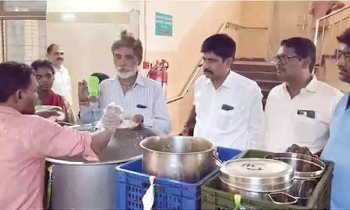 हॉस्पिटल डेवलपमेंट कमिटी ने GGH में मरीज़ों के खाने की क्वालिटी का इंस्पेक्शन किया