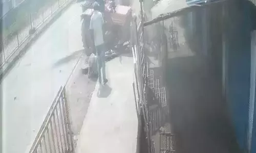 तेज रफ्तार ट्रैक्टर ने बाइक को रौंदा, चार लोग घायल