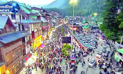 मनाली बाजार में सैलानी ही सैलानी