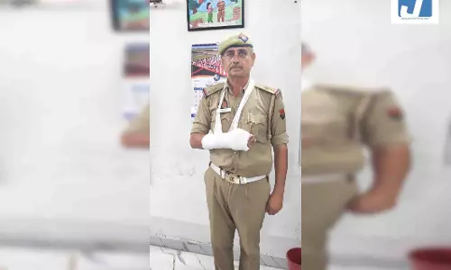 चलती बस से मोबाइल छीनकर भाग रहे चोर को ट्रैफिक पुलिसकर्मी ने दबोचा, घायल होने के बावजूद निभाया कर्तव्य चलती बस से मोबाइल छीनकर भाग रहे चोर को ट्रैफिक पुलिसकर्मी ने दबोचा, घायल होने के बावजूद निभाया कर्तव्य