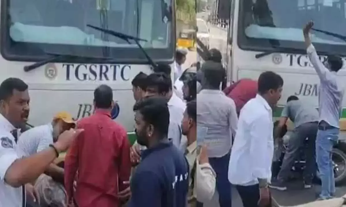 Telangana: RTC बस JBS पर दुर्घटनाग्रस्त, यात्री फंसा, उसे बचाया गया