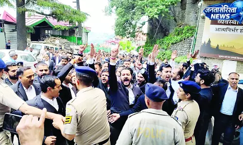 वकीलों का प्रदर्शन, तीन घंटे शहर जाम