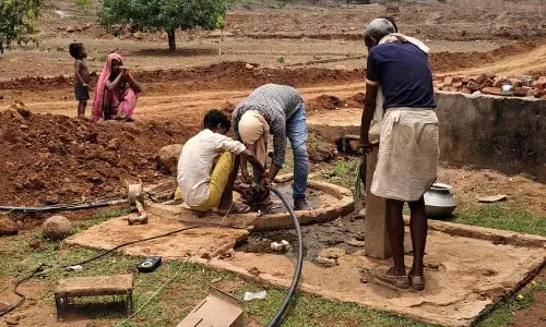 एक मोटर बदली, कई चेहरों पर लौटी मुस्कान...भाटपारा में फिर बहा उम्मीदों का जल एक मोटर बदली, कई चेहरों पर लौटी मुस्कान...भाटपारा में फिर बहा उम्मीदों का जल