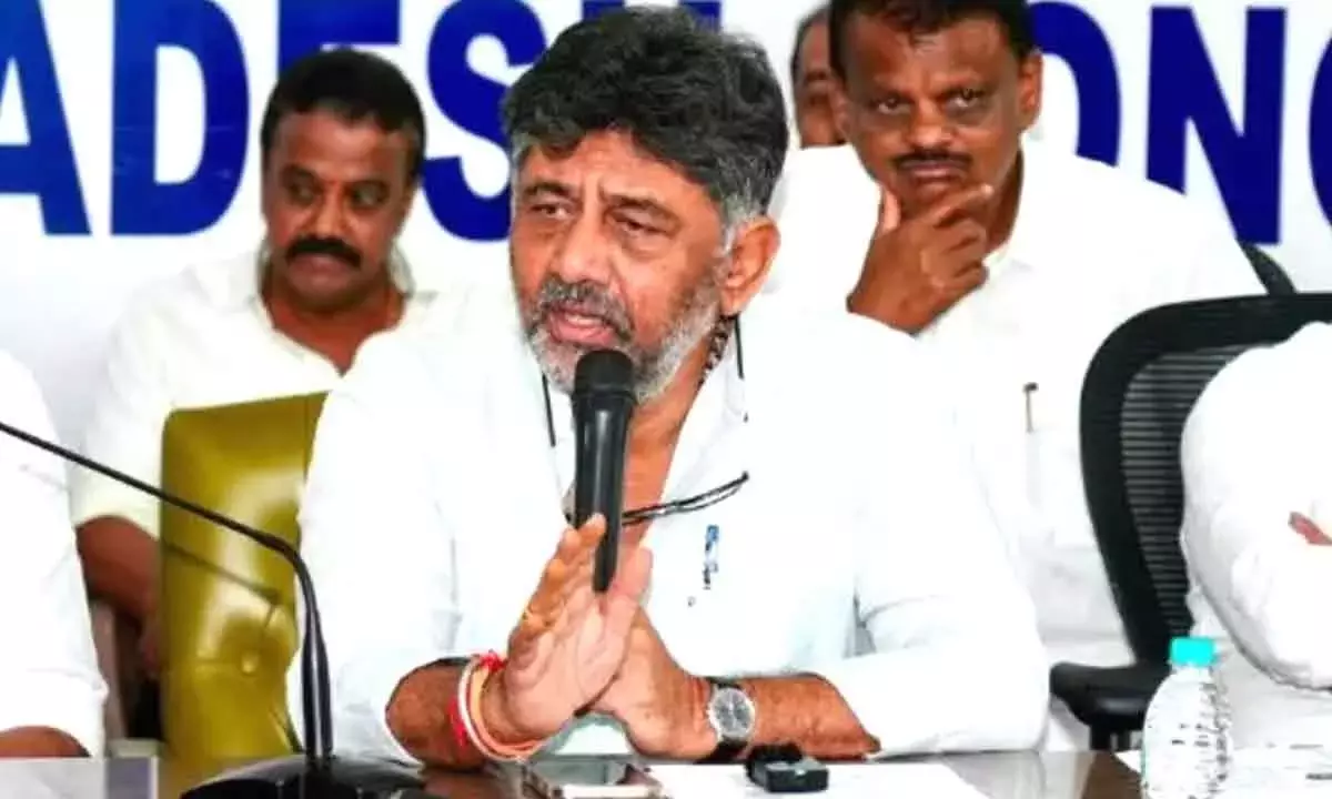 Karnataka: डीके शिवकुमार ने अखबार के पहले पन्ने पर भगवान शिव की तस्वीर छापी