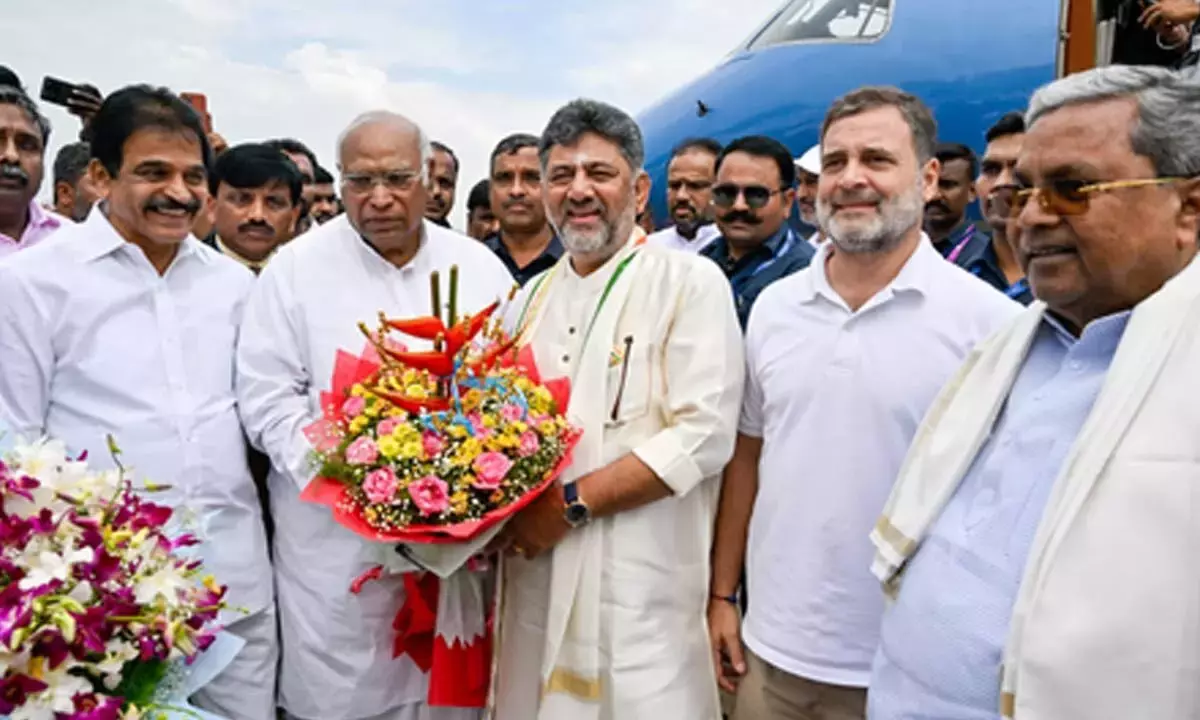 Karnataka: शिवकुमार के शपथ ग्रहण समारोह में शामिल होने के लिए खड़गे और राहुल गांधी कर्नाटक पहुंचे