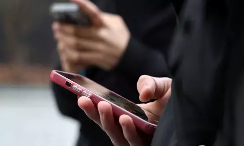 Japan: सरकारी पैनल ने नाबालिगों की सुरक्षा के लिए सोशल मीडिया पर कड़ी जांच की मांग की