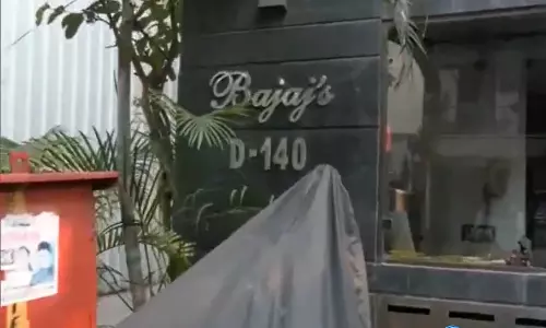 मालवीय नगर आग: Delhi पुलिस ने होटल मालिक के खिलाफ शुरू की तलाश, सुरक्षा उल्लंघन की जांच तेज
