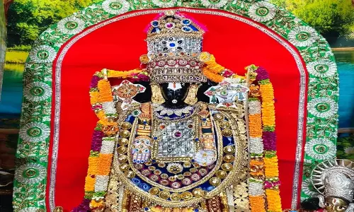 नौगांवा सांवरिया सेठ मंदिर में तिरुपति बालाजी के रूप में सजे ठाकुर जी, हुआ हवन और गो-सेवा