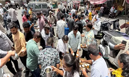 मुस्कान फाउंडेशन ने भीषण Nautapa में शहर वासियों को पिलाया 8000 लीटर केरी का पानी