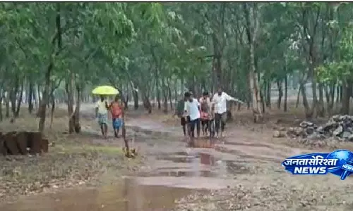 Jajpur में बिजली गिरने से महिला को स्ट्रेचर पर ले जाया गया, वीडियो वायरल