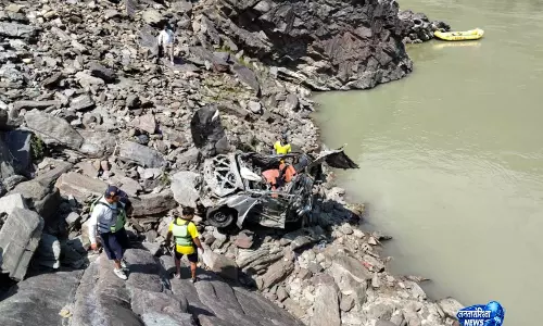 उत्तराखंड: टिहरी गढ़वाल में कार खाई में गिरी, SDRF ने सर्च ऑपरेशन शुरू किया उत्तराखंड: टिहरी गढ़वाल में कार खाई में गिरी, SDRF ने सर्च ऑपरेशन शुरू किया