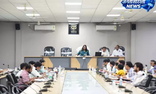 कलेक्टर ने समय-सीमा की बैठक में योजनाओं की प्रगति की समीक्षा की