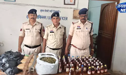 दुर्ग पुलिस का देवार बस्ती में चेकिंग अभियान, 10 किलो गांजा, शराब और धारदार हथियार बरामद दुर्ग पुलिस का देवार बस्ती में चेकिंग अभियान, 10 किलो गांजा, शराब और धारदार हथियार बरामद