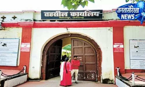 राजस्व कार्य ठप: नायब तहसीलदार से मारपीट के विरोध में हड़ताल, 2000 से अधिक मामले प्रभावित राजस्व कार्य ठप: नायब तहसीलदार से मारपीट के विरोध में हड़ताल, 2000 से अधिक मामले प्रभावित