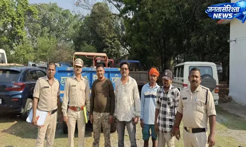 सीतापुर में अवैध खनिज परिवहन पर बड़ी कार्रवाई, बिना पास के 9 वाहन जब्त सीतापुर में अवैध खनिज परिवहन पर बड़ी कार्रवाई, बिना पास के 9 वाहन जब्त