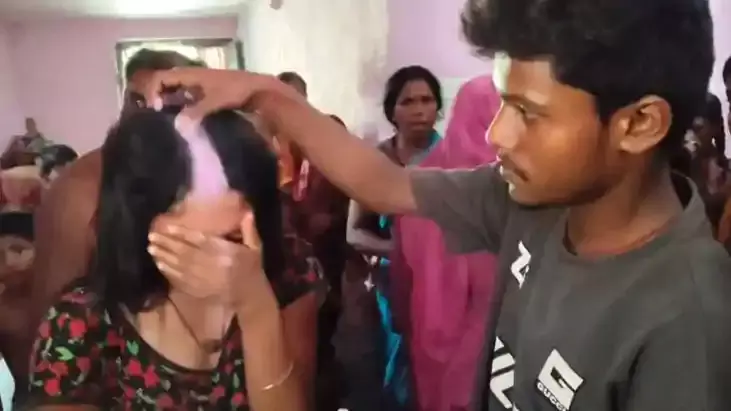 मौसी और बेटे की पकड़ौआ शादी, आपतिजनक हालत में देखकर नाना ने लिया ये फैसला मौसी और बेटे की पकड़ौआ शादी, आपतिजनक हालत में देखकर नाना ने लिया ये फैसला
