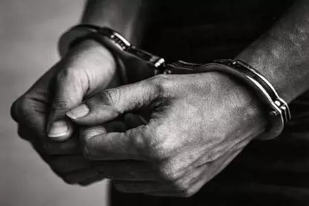 पूर्व सांसद के घर के बाहर हत्या की नीयत से पहुंचा युवक, पुलिस मुठभेड़ में गिरफ्तार पूर्व सांसद के घर के बाहर हत्या की नीयत से पहुंचा युवक, पुलिस मुठभेड़ में गिरफ्तार