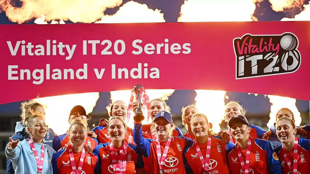 तीसरे T20I में इंग्लैंड ने भारत को 6 विकेट से हराकर सीरीज़ 2-1 से जीती तीसरे T20I में इंग्लैंड ने भारत को 6 विकेट से हराकर सीरीज़ 2-1 से जीती