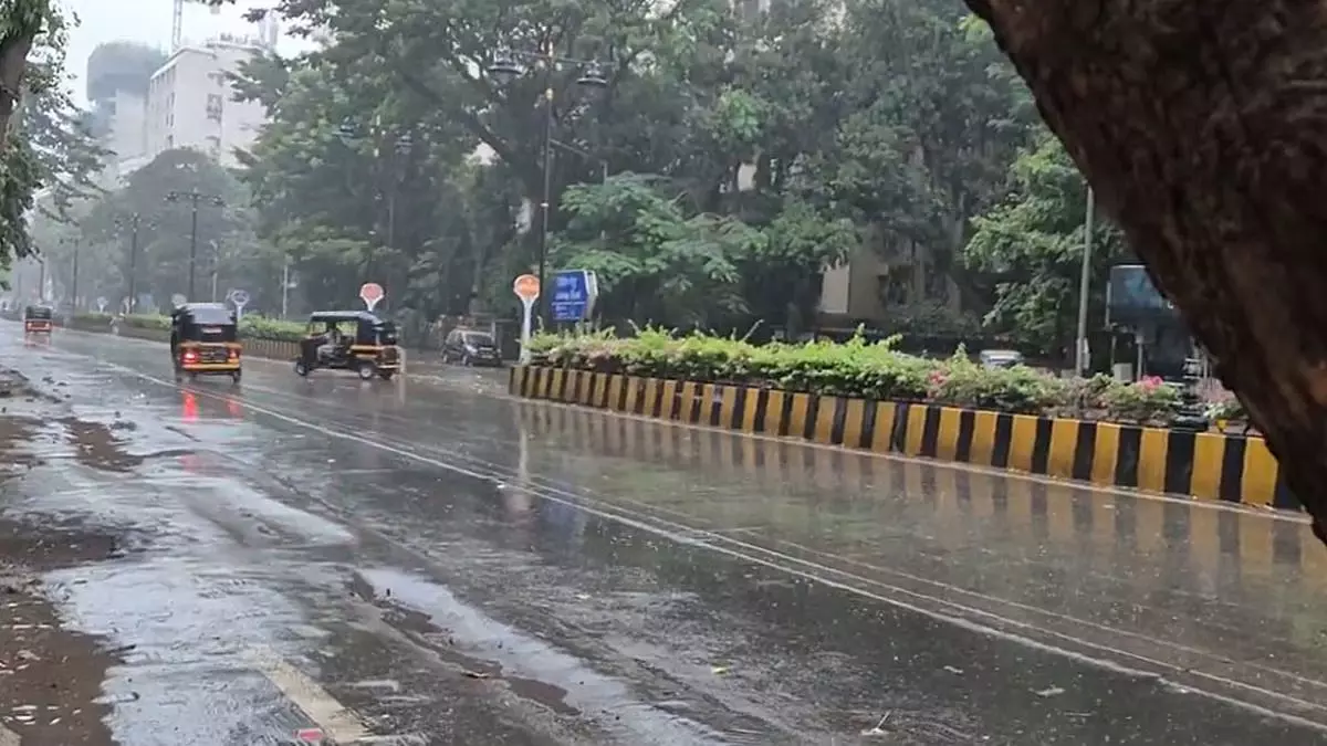 तेज़ गर्मी के बाद Mumbai में बारिश, कई इलाकों में मौसम हुआ सुहावना तेज़ गर्मी के बाद Mumbai में बारिश, कई इलाकों में मौसम हुआ सुहावना