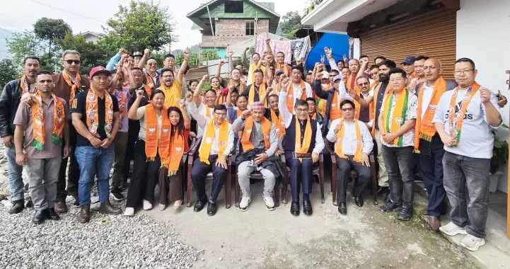 Sikkim : पश्चिम सिक्किम में 78 परिवार भाजपा में शामिल हुए Sikkim : पश्चिम सिक्किम में 78 परिवार भाजपा में शामिल हुए