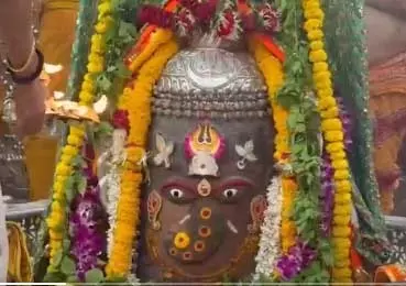 गणेश स्वरूप में सजे बाबा महाकाल, भस्म आरती में शामिल हुए हजारों श्रद्धालु गणेश स्वरूप में सजे बाबा महाकाल, भस्म आरती में शामिल हुए हजारों श्रद्धालु