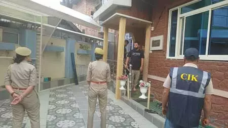 कश्मीर में कई ठिकानों पर पुलिस की छापेमारी, आतंकियों से संपर्क और कट्टरपंथी गतिविधियों की जांच तेज कश्मीर में कई ठिकानों पर पुलिस की छापेमारी, आतंकियों से संपर्क और कट्टरपंथी गतिविधियों की जांच तेज