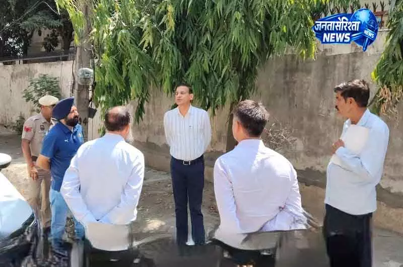 Haryana के सेक्टर-17 में सफाई पर अधिकारियों की नजर Haryana के सेक्टर-17 में सफाई पर अधिकारियों की नजर