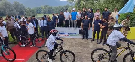 विश्व साइकिल दिवस पर सीएम उमर अब्दुल्ला ने साइक्लोथॉन को दिखाई हरी झंडी विश्व साइकिल दिवस पर सीएम उमर अब्दुल्ला ने साइक्लोथॉन को दिखाई हरी झंडी