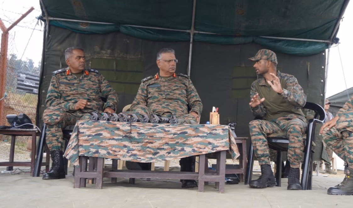Rajouri: व्हाइट नाइट कॉर्प्स के कमांडर ने सुरक्षा स्थिति का लिया जायजा Rajouri: व्हाइट नाइट कॉर्प्स के कमांडर ने सुरक्षा स्थिति का लिया जायजा