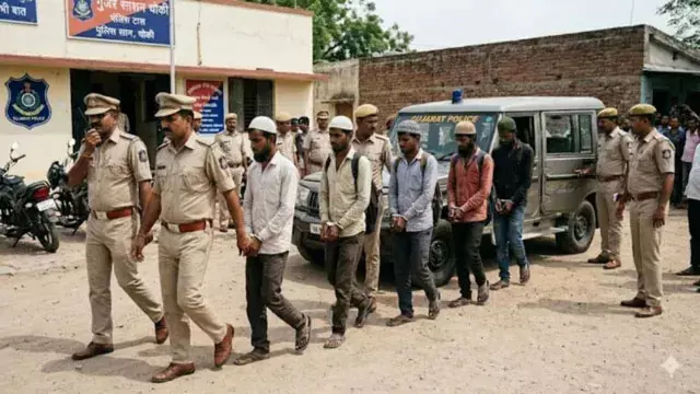 Ahmedabad : बांग्लादेशी नागरिकों के खिलाफ बड़ा अंडरकवर ऑपरेशन, 131 गिरफ्तार Ahmedabad : बांग्लादेशी नागरिकों के खिलाफ बड़ा अंडरकवर ऑपरेशन, 131 गिरफ्तार